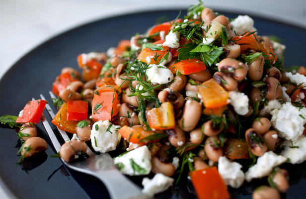Come preparare l'insalata di fagioli dall'occhio nero