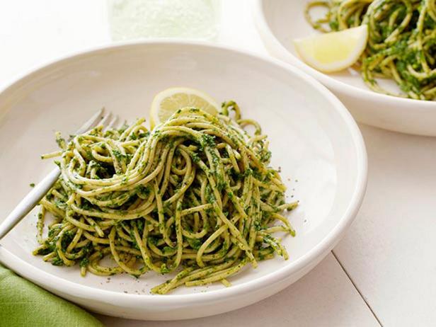 Spaghetti mit Pistazien- und Grünkohlpestosauce