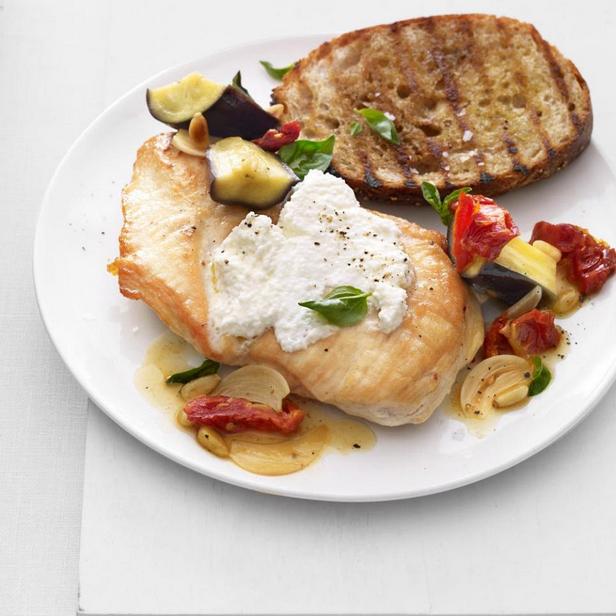 Hähnchen mit einer Beilage aus sonnengetrockneten Tomaten und Auberginen