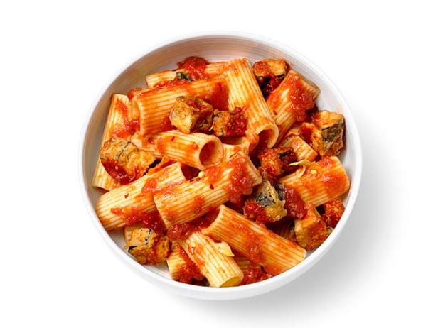 Gebratene Auberginen und Tomatensoße für Pasta