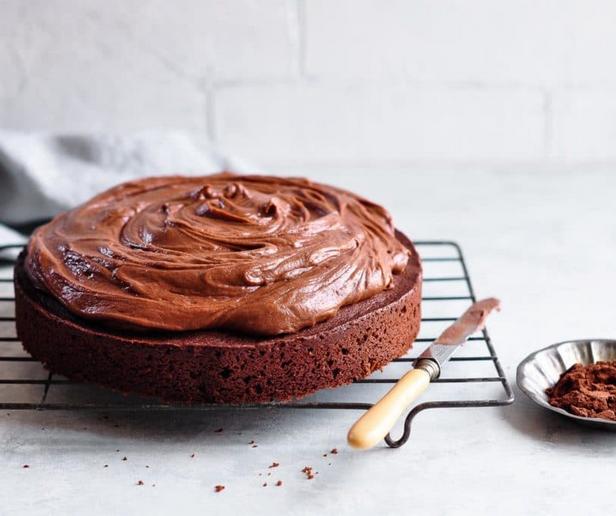 So backt man einen einfachen Schokoladenbiskuitkuchen