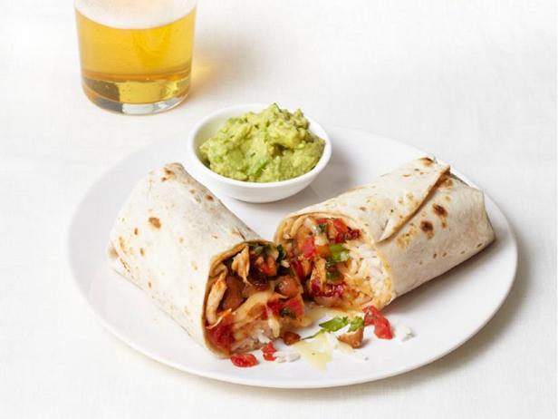 Wie man einen Burrito mit Hähnchen, Reis und Bohnen zubereitet