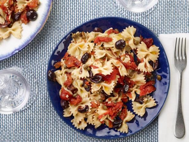 So bereiten Sie schnelle Pasta Puttanesca zu