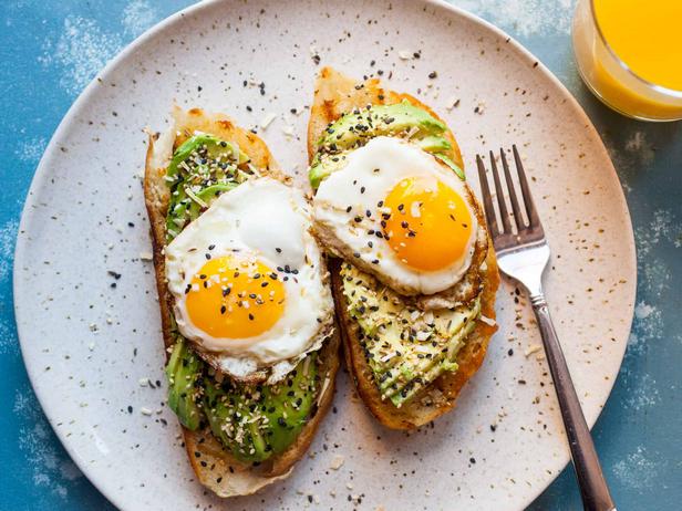 Wie man Avocado-Aufstrich auf Toast zubereitet