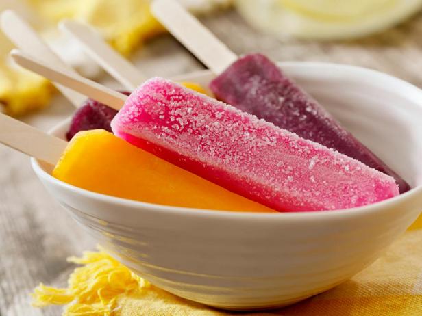 Fruchteis mit Saft