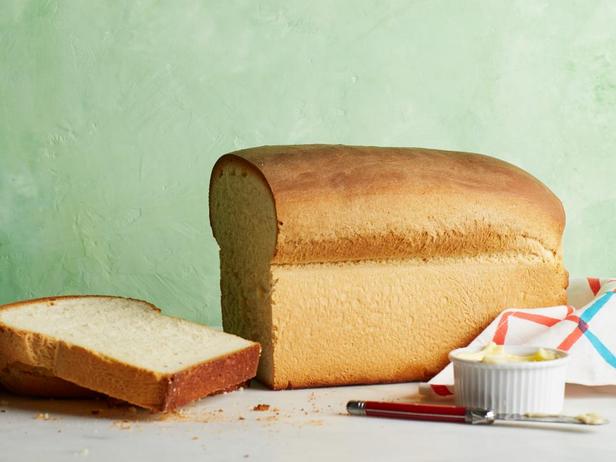 Selbstgebackenes Brot mit Kindern