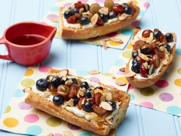 Toast mit Ricotta, Blaubeeren und Weintrauben