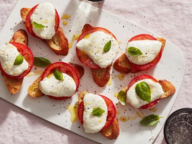 Wie man Caprese auf Ofentoast zubereitet