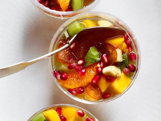 Wie man einen Winterfruchtsalat zubereitet
