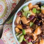 Fruchtsalat mit würzigem Honig-Pekannuss-Dressing