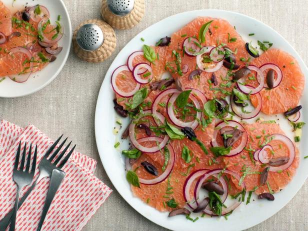 Zubereitung - Salat mit Grapefruit, süßen Zwiebeln und Basilikum