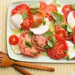 Caprese-Salat mit Mozzarella und Olivenöl
