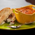 Tomatensuppe mit gerösteten Paprika und Tomaten sowie Panini mit geräuchertem Mozzarella.