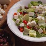 Salat mit Mozzarella und griechischen Oliven