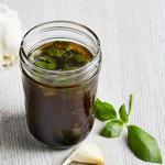 تتبيلة سلطة بخل البلسميك وزيت الزيتون