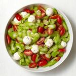 Tomaten-, Mozzarella- und Selleriesalat