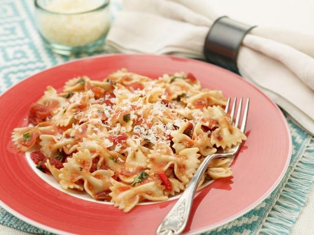 Wie man Farfalle-Nudeln in Tomatensoße mit gerösteten Paprika zubereitet
