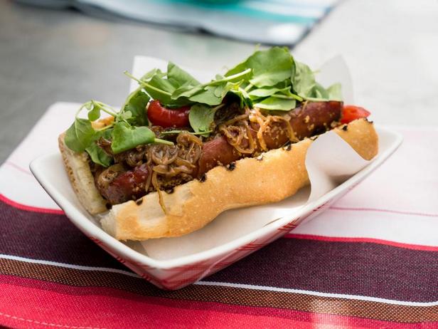 Come preparare un hot dog piccante con salsiccia affumicata e marmellata di cipolle.