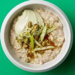 Haferflocken mit Joghurt, Matcha, Pistazien und Apfel