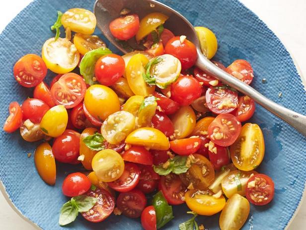 So bereiten Sie einen Tomaten-Basilikum-Salat zu