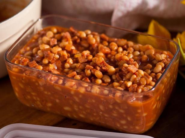 فاصوليا مطبوخة مع لحم الخنزير في مقلاة