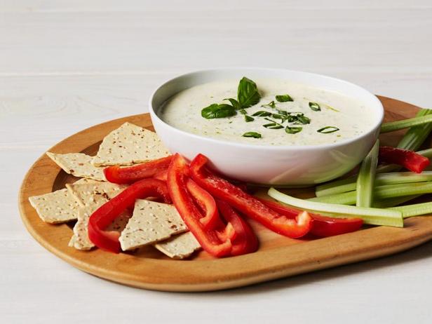 So macht man Basilikum-Ranch-Dip