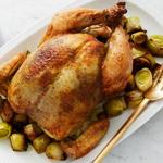 Hähnchen, gefüllt unter der Haut mit Matcha-Butter und Lauchgarnitur