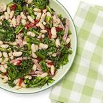 Antipasto-Salat mit gegrilltem Brokkoli