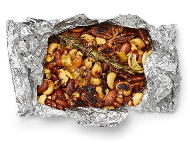 Zubereitung - Gegrillte, gewürzte Nüsse in Folie