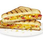 Warmes Sandwich mit Käse und Mais