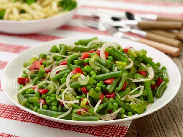 Wie man eingelegten Picknicksalat zubereitet