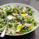 Waldorf-Salat mit Hähnchen und Spinat