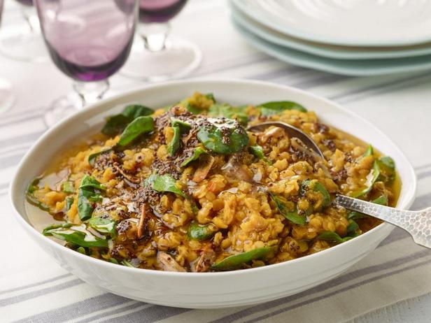 Wie man Linsen mit Spinat und Knoblauch zubereitet