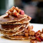 Haferflockenpfannkuchen mit gebackenen Äpfeln und Ahornsirupglasur