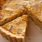 Cowboy-Quiche mit Cheddar, Speck und Röstzwiebeln
