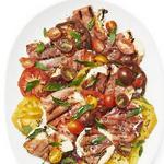 Caprese mit geschmolzenem gegrilltem Mozzarella