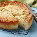 Quiche auf Kartoffelboden mit einer Füllung aus Schinken und Käse