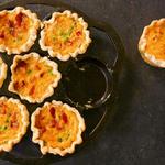 Portionierte Quiche mit Erbsen und Speck