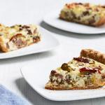 Quiche mit gegrillter Wurst, Mozzarella und eingelegten Chilischoten