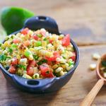 Mexikanische Gemüsesalsa mit geröstetem Mais