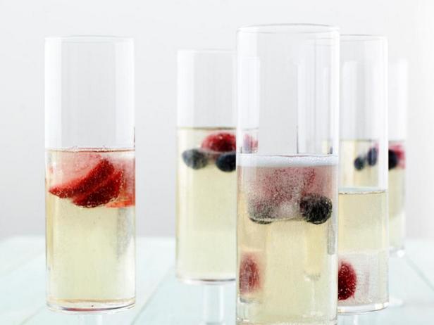 Sprudelgetränk mit Eis