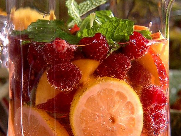 Eistee-Bowle mit Himbeeren