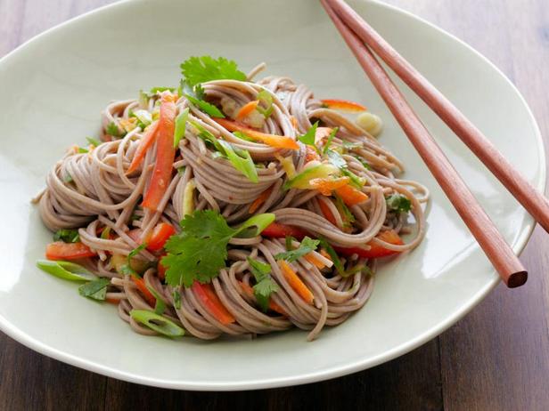 Karabuğday Erişte Salatası Nasıl Yapılır?