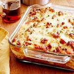 Pfannkuchenauflauf mit Fleisch und Käse zum Frühstück