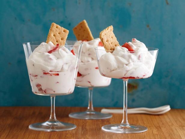 Foul ist ein sommerliches Dessert aus Erdbeeren und Schlagsahne.