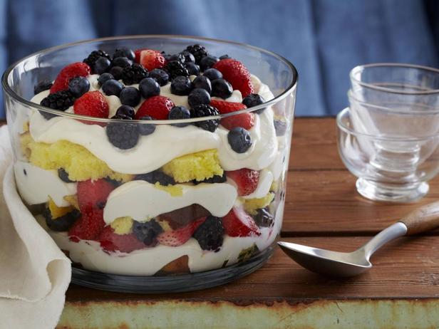 Trifle mit Zitronencreme und frischen Beeren