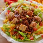 Salat mit gebratenem Hackfleisch