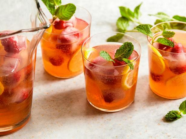 Rezept für prickelnden Punsch mit Moscato und rosa Limonade