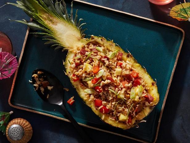 Wie man Ananas-Boote mit gebratenem Reis zubereitet