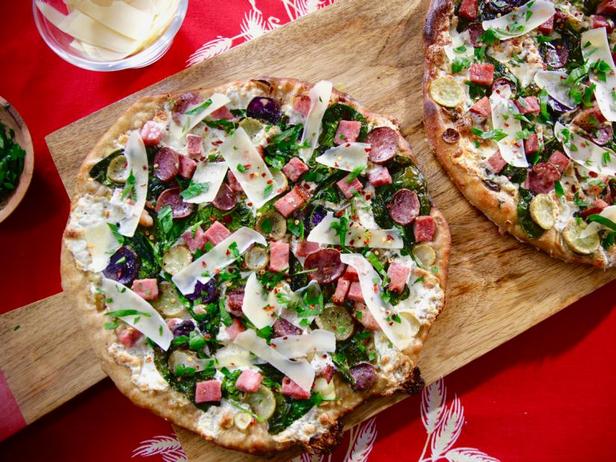 Wie man Pizza mit Schinken, Spinat und Kartoffeln zubereitet
